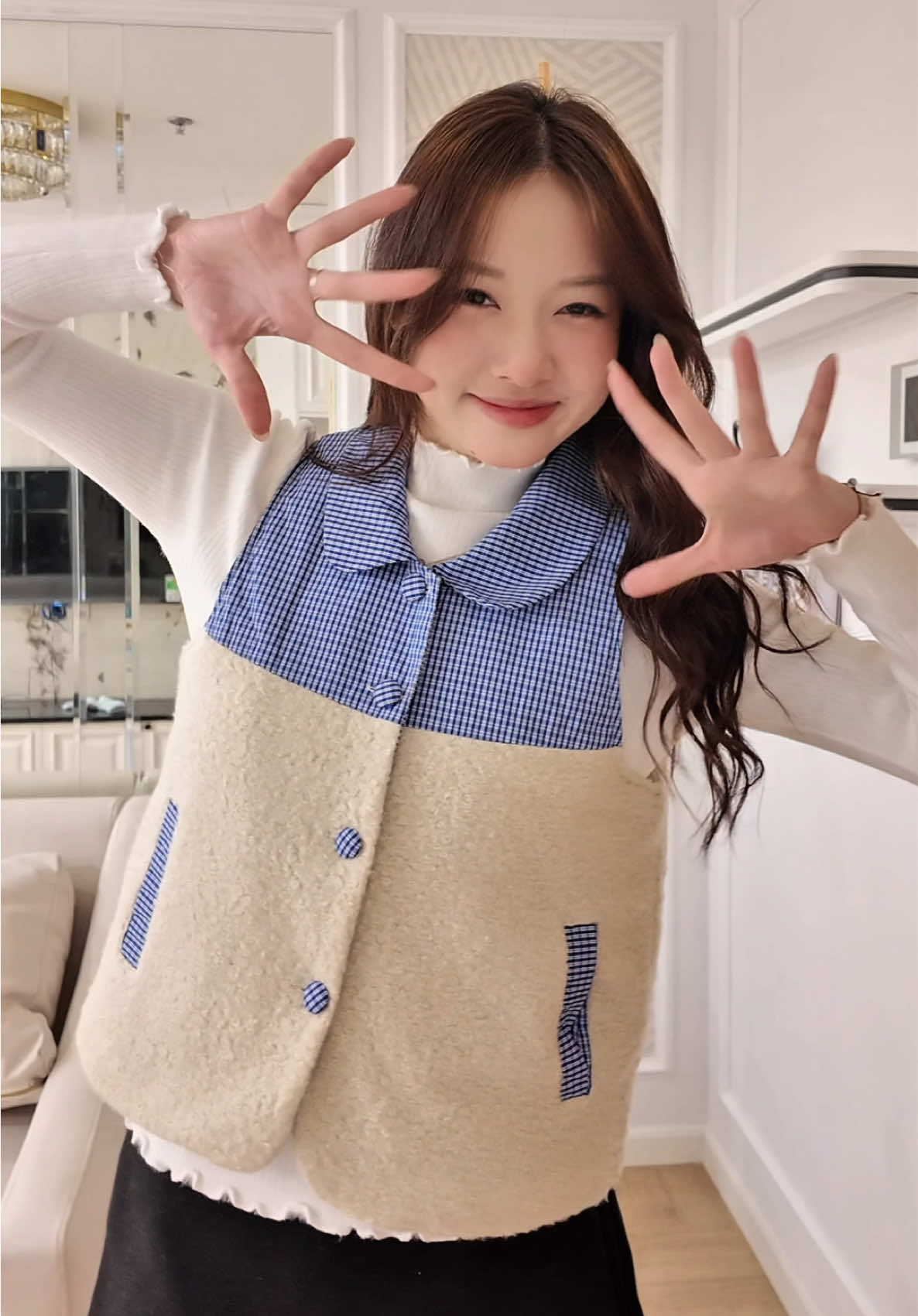 🎄💫 Giáng sinh này chẳng cần ai cạnh bên, tự mình chuẩn bị một món quà cho bản thân, chính là sự tự tin, vững vàng và ko cần lệ thuộc vào bất cứ điều gì... 🎁 Các cô gái của tui hãy luôn vui tươi và hạnh phúc như hiện tại nhé!! #joella #outfitideas #OOTD #myoutfit #phoidomuadong 