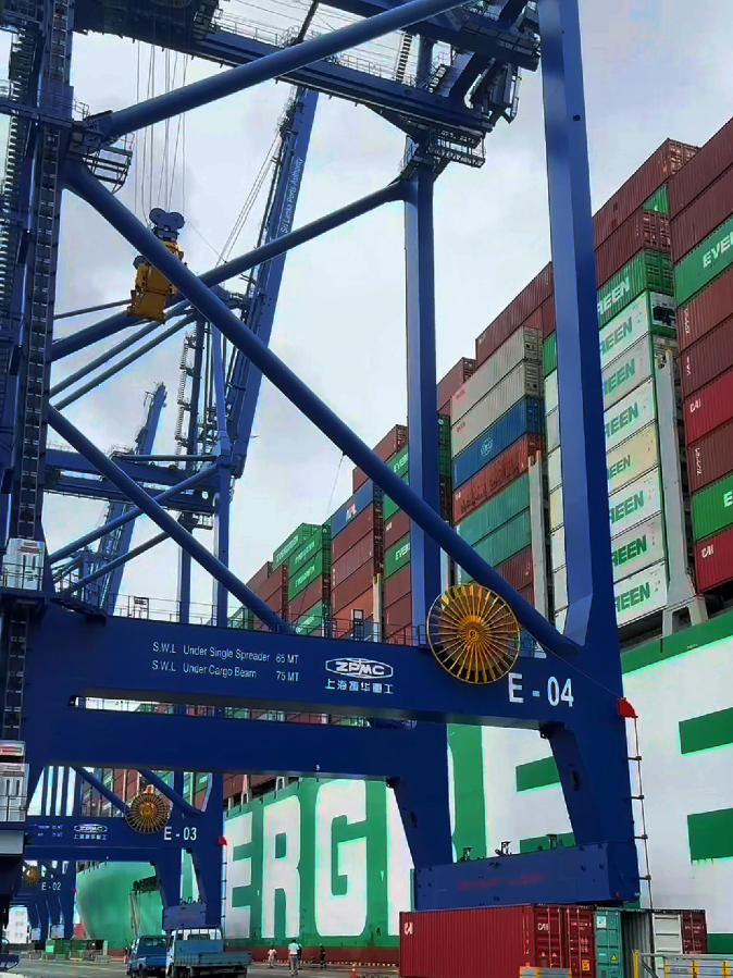 එන්න එන්න ඔයාලට දෙයක් පෙන්නන්න 😉 #colomboeastcontainerterminal ( #ECT ) #yashiya_prime_mover_hub_ #onemillionaudition #viral 