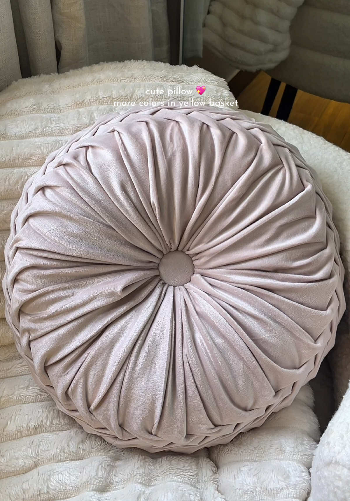 this velvet pillow 💖 #throwpillow #pillow #velvetpillow #cushionpillow #roomessentials 