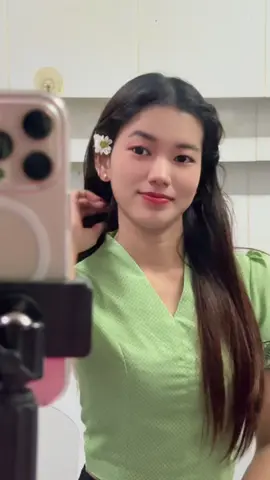 ကျွန်မနဲပန်းနဲဘယ်သူပိုလှလဲ🙈😒