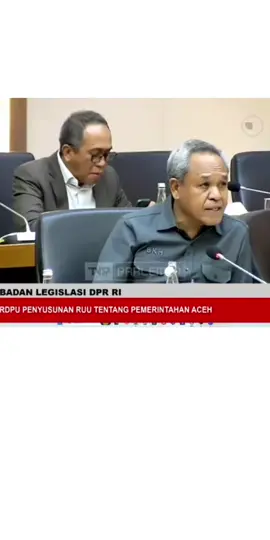 BANDA ACEH — Pengamat Politik Aceh, Usman Lamreung, menilai pernyataan anggota DPR RI Benny K. Harman yang menyebut “sikit-sikit MoU Helsinki” dan mengajak Aceh “kembali ke NKRI” sebagai pernyataan yang tidak sensitif terhadap sejarah perjuangan dan proses perdamaian di Aceh. Menurut Usman, MoU Helsinki bukan sekadar dokumen politik, tetapi perjanjian damai yang mengakhiri puluhan tahun konflik bersenjata dan menutup penderitaan ribuan korban. Karena itu, ia menilai pernyataan Benny berpotensi melukai perasaan masyarakat Aceh. “MoU Helsinki adalah dasar perdamaian yang melahirkan kembali kepercayaan Aceh terhadap negara. Ketika ada pejabat nasional yang terkesan menyepelekan MoU, masyarakat tentu merasa harga dirinya disentuh,” kata Usman, Kamis 13 November 2025. Usman menilai pernyataan Benny yang meminta Aceh “tidak lagi bicara MoU, tetapi fokus pada pembangunan” tidak tepat dan berpotensi memperkeruh hubungan antara pemerintah pusat dan daerah. “Kritik kepada elite lokal itu sah, tetapi penyampaiannya harus memperhatikan sensitivitas sejarah. Pernyataan seperti itu justru mengesankan bahwa pusat belum memahami makna rekonsiliasi,” ujarnya. Ia mengatakan sebagian masyarakat Aceh menafsirkan pernyataan tersebut sebagai bentuk pengabaian terhadap semangat perdamaian yang telah dibangun sejak 2005. “Aceh tidak butuh sindiran. Yang dibutuhkan adalah dukungan moral, keadilan, dan komitmen dalam memperkuat pembangunan,” tambah Usman. Usman juga mengingatkan bahwa MoU Helsinki menjadi dasar bagi mantan kombatan GAM menerima dan mengakui keutuhan NKRI. Karena itu, menjadikan MoU sebagai sesuatu yang “tidak perlu dibicarakan lagi” hanya akan membuka kembali luka lama. .  Baca Selengkapnya di KBA. One 