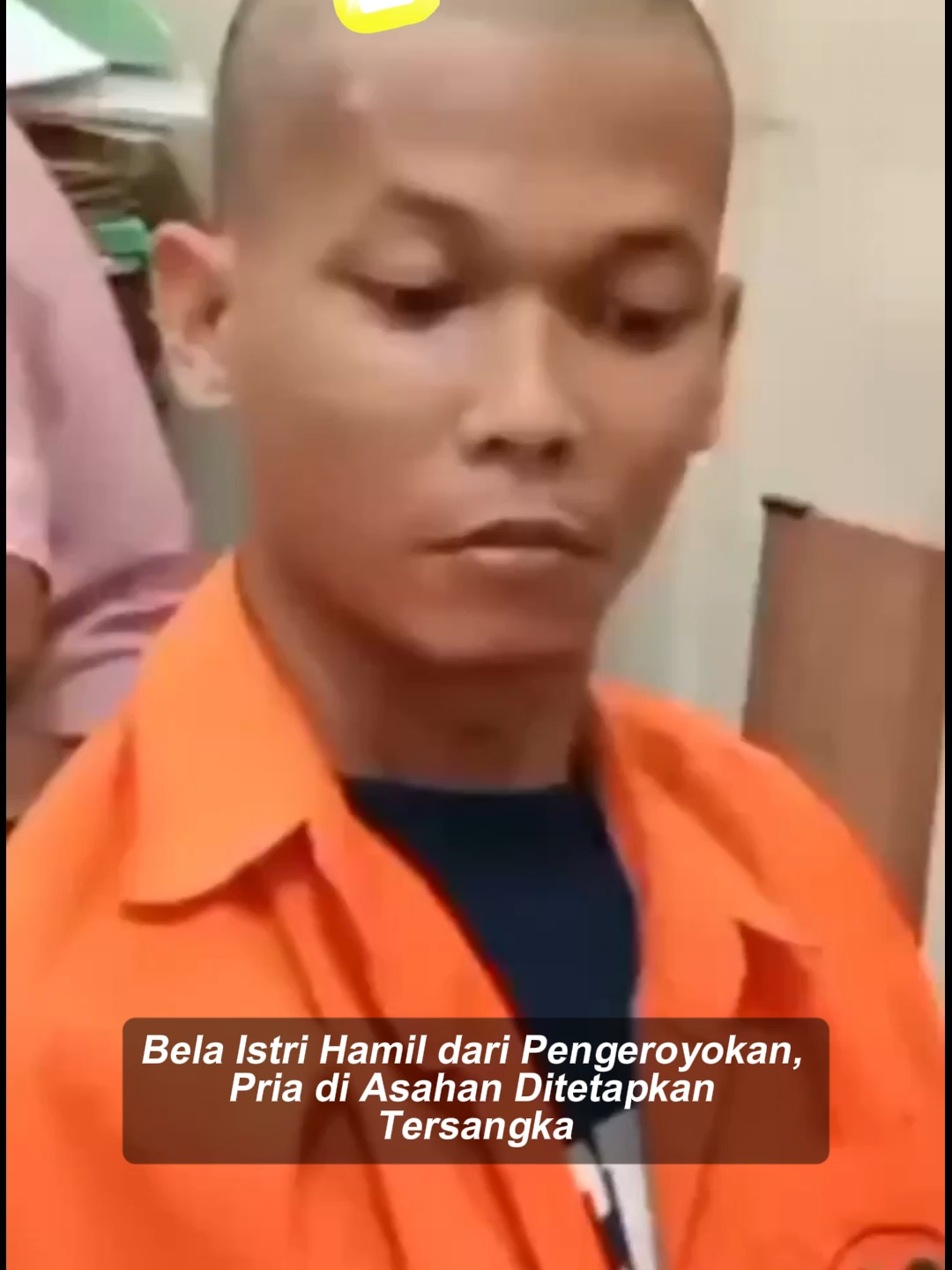 Seorang pria asal Kisaran Timur, Haris Fadila, ditetapkan sebagai tersangka oleh Polres Asahan setelah menikam empat pria yang mengeroyoknya. Ironisnya, tindakan tersebut dilakukan Haris untuk membela diri dan melindungi istrinya yang sedang hamil. Peristiwa terjadi di Jalan Imam Bonjol, Asahan, pada Kamis (6/11/2025) dini hari. Menurut keterangan Haris saat diperiksa penyidik, Selasa (11/11/2025), kejadian bermula saat ia hendak membeli makanan untuk istrinya yang sedang hamil. Di perjalanan, ia dan istrinya dihadang oleh empat pria dengan tiga sepeda motor. “Saya sudah bilang, jangan cari ribut, istri saya lagi hamil. Tapi mereka langsung menyerang,” ujar Haris. Dalam kondisi terdesak dan panik untuk melindungi istrinya, Haris mengeluarkan pisau kecil yang dibawanya dan melakukan perlawanan. Akibatnya, satu dari empat pengeroyok tersungkur setelah terkena tikaman. Kasat Reskrim Polres Asahan, AKP Imanuel P. Simamora, membenarkan insiden tersebut. 