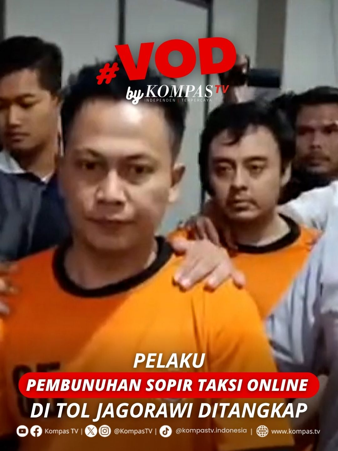 Polisi berhasil menangkap dua pelaku pembunuhan pengemudi taksi online yang jasadnya ditemukan di Tol Jagorawi KM 30, Bogor, Jawa Barat (13/11). Kedua pelaku ditangkap saat hendak kabur di Ciamis, Jawa Barat. Menurut polisi, para pelaku menggunakan modus memesan layanan taksi online, lalu merampok dan menghabisi nyawa korban sebelum membuang jasadnya di jalan tol. Dalam penangkapan tersebut, polisi menyita satu unit mobil, tali tambang, dan sejumlah barang bukti lainnya. Simak video selengkapnya dan dapatkan berita terkini lainnya di www.kompas.tv serta youtube.com/kompastv #VODKompasTV
