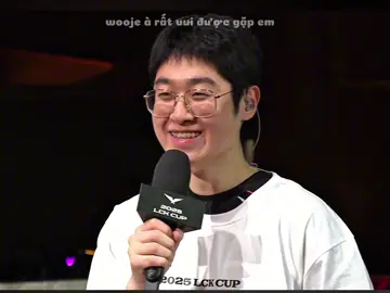 Có lẽ đây là nụ cười hạnh phúc nhất của Wooje trong năm nay nhỉ? Năm tới, chúng ta cũng phải cùng nhau cười thật nhiều nhé, cục bông yêu của chị. Wooje đã từng nói: “Mọi người chỉ được tin mỗi em thôi đấy.” Chị sẽ luôn ghi nhớ điều đó nhé. Chỉ tin mỗi em, thương mỗi em, cổ vũ một mình em thôi — quá khứ, hiện tại hay tương lai cũng sẽ luôn như vậy #zeus #choiwooje #제우스 #최우제 #viral