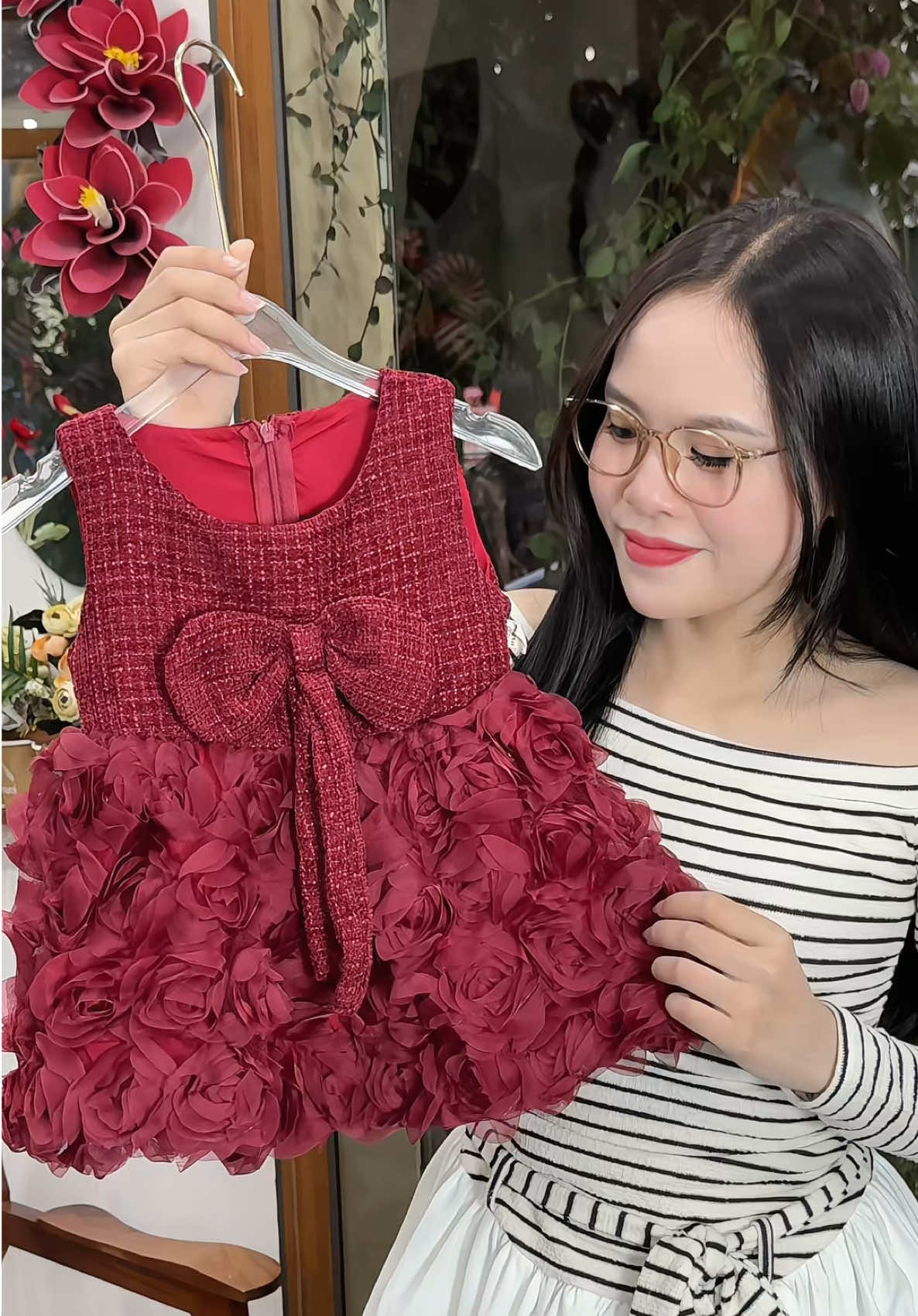 Váy dạ nhung đỏ đính nơ xinh quá 😍 bé diện noel ,tết xinh lắm nè #thoitrangtreem #vayxinhchobe #vaybegai #phamdiutb 