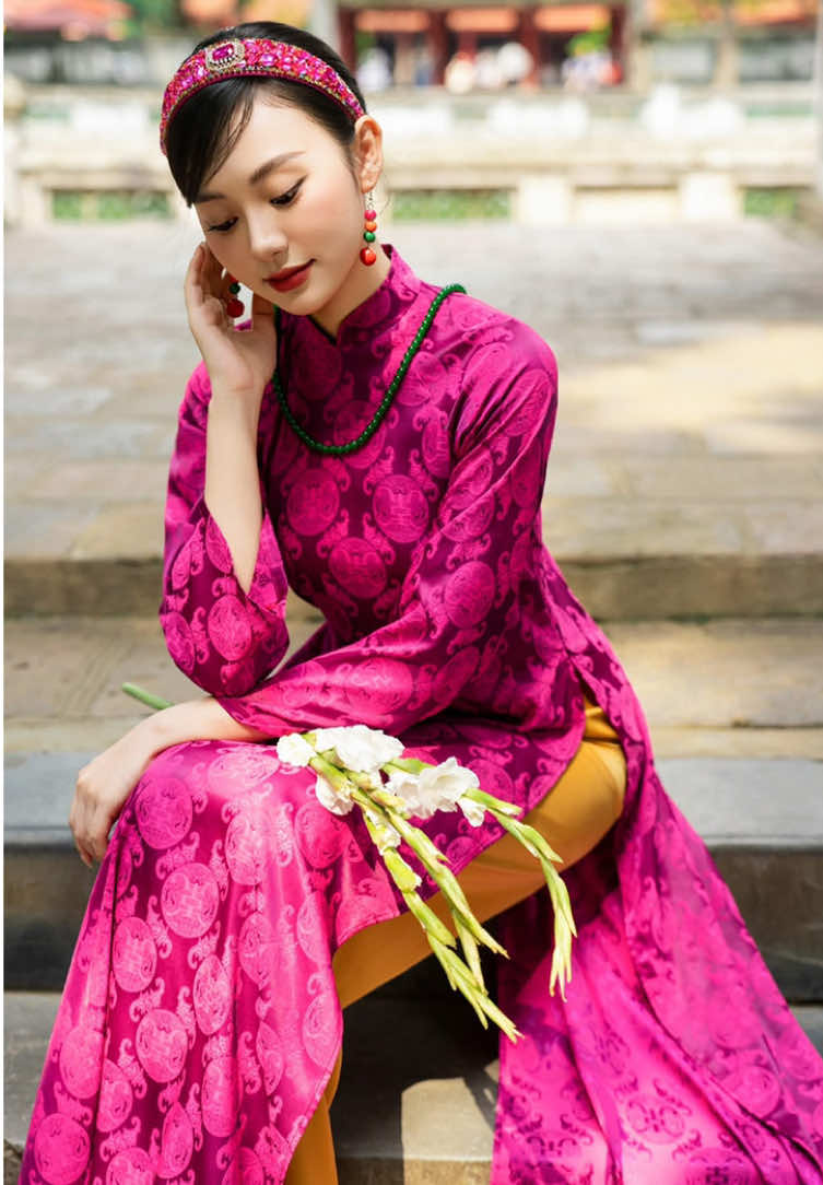 Áo dài ôm dáng chiều thu Hương sen thoảng nhẹ mịt mù khói sương Trăng tròn soi nét dung nhan Gót sen khẽ bước mơ màng cõi xưa