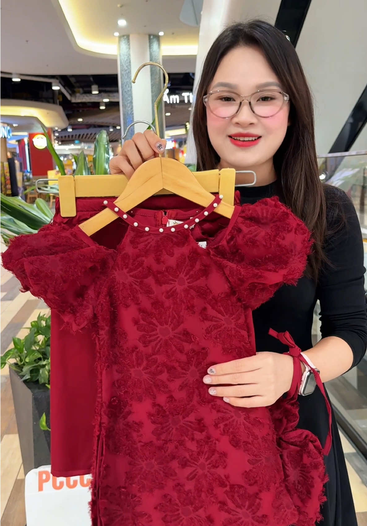 Áo dài cách tân đính cườm điệu đà. #aodaichobe #aochobe #huyennikids 