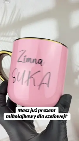 ✨ Idealny prezent na Mikołajki dla przyjaciółki, siostry , koleżanki 🎁😂 Ten słodki, różowy kubek wygląda niewinnie… ale napis mówi wszystko 😎☕️ #prezent #mikołajki #kubek #przyjaciółka #pomysłnaprezent
