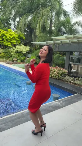 Fri-YAY! 💖 Mr. and Mrs. Almendras ‘working’ itttttt! 😅😜 #HatingKapatid #CrisxVia #foryou #fyp #foryoupage @zorenglegaspi @GMA Network 📸: @Faye Lorenzo 