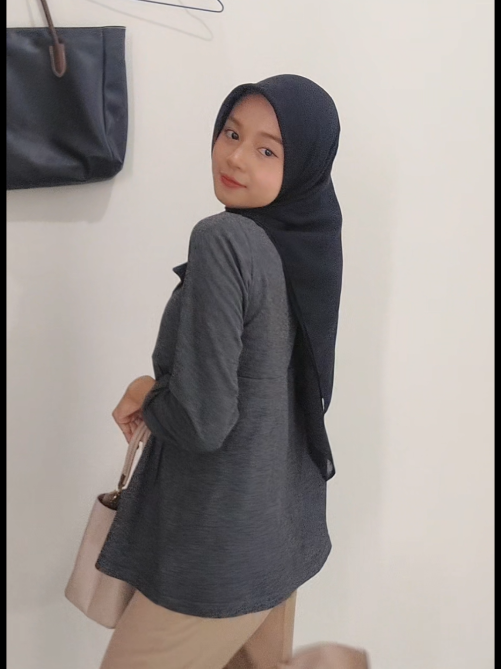 seperti bu guru🧕🏻 #blackoutfit #handbag #flarepants #officeoutfit #officewear 