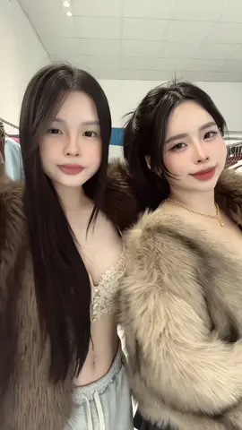 2 gì ???? 2 chị emmmm