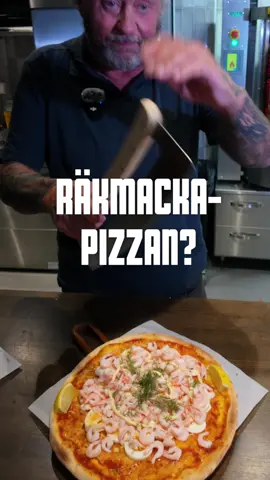 Stoppa scrollen: räkmacka på pizza!!! Ägg. Majonnäs. Räkor. Dill. 🥚🦐🍕 Det funkar bättre än du tror. 😁 #Fredagspizzan #svennepizzan #räkmacka #FoodTok #svenskpizza 