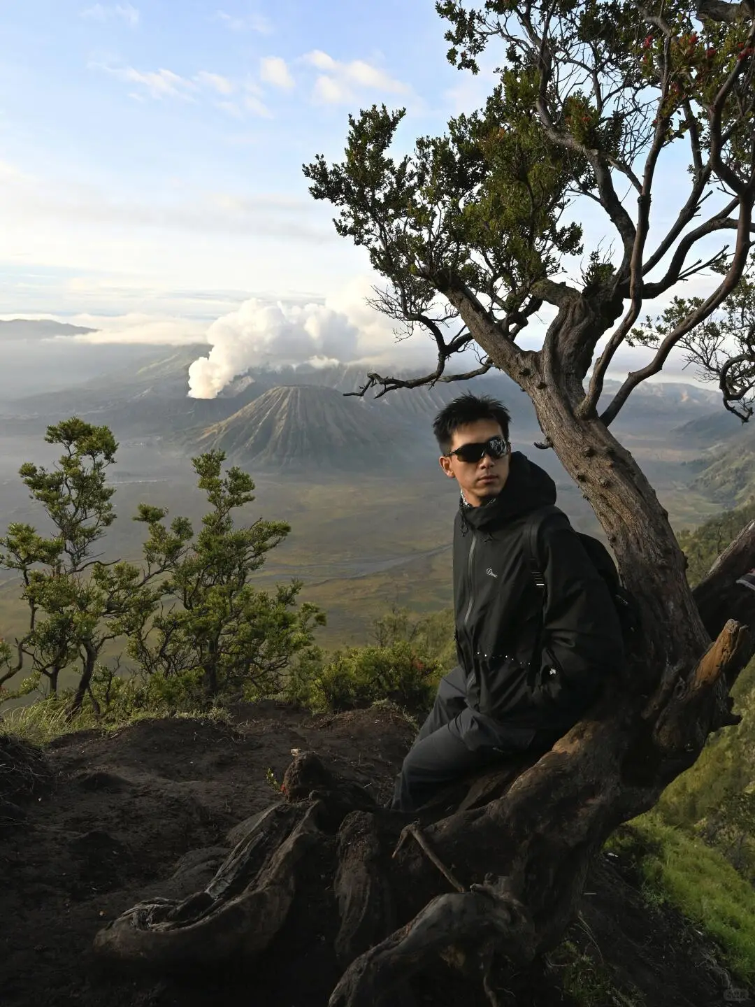 14.11.2025 | Li Xian Xiaohongshu Update. Bromo Volcano🌋 | Big Gamble Pays Off... For this year's diving trip, I chose Indonesia. When asked before I left if I wanted to see Bromo Volcano, I immediately agreed, having been obsessed with hiking these past couple of years. The weather around the equator at the end of October is still quite unpredictable, and it even poured with rain twice during our diving trip in Malang. It was raining when we landed in Surabaya in the afternoon, it was raining during dinner, and it was still raining when we set off in the middle of the night. Even when we were waiting at a mountain coffee shop, the rain continued. But at 4 AM, as we waited for the sunrise on the mountain ridge, the rain gradually began to stop. It was incredibly beautiful—a landscape you just don't see in everyday life. Accompanied by the morning glow, the world before my eyes shifted from blue tones to pink, and then gradually to gold, as the warm sunlight slowly bathed the earth. The smoking Bromo Volcano, the strangely-shaped green plants, and the pungent, acidic smell in the air were all a refreshing experience (the brave get to eat volcanic ash first). After taking photos at the summit, we moved on to hiking the volcano. From the parking lot to the crater, it was a 5km round trip at an altitude of 2500 meters. You could choose to ride a horse, but for someone like me who believes 