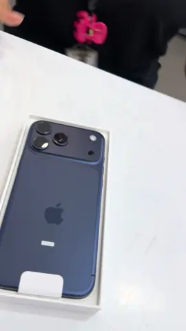 unboxing iPhone 17 Pro Max Deep Blue ketuaaa 🤩🙌 #fyp #pontianak #kredit #iphone 