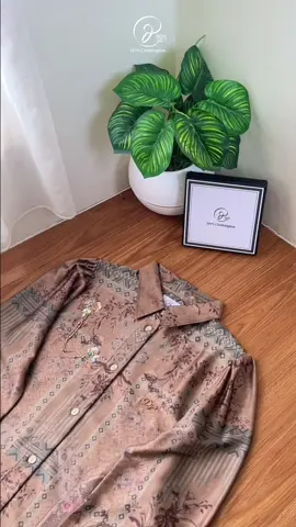 Yuk unboxing Calandra Dress dulu Ladies! Udah 1 set sama hijabnya. So, anti ribet pastinya.😉 #racuntiktok #dynclothingline #unboxingvideo #dresslebaran #dresskondangan 