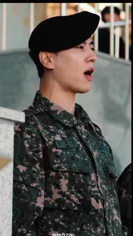 วนดูคริปคุณพี่ทหาร..ดูยังไงก็ไม่เบื่ออ  พี่ทหารเขาหล่อและเท่ห์มาก  ภูมิใจว้อยย 🫡🪖🥹 #kimyugyeomgot7 #ยูคยอม #yugyeom #fypシ゚ 