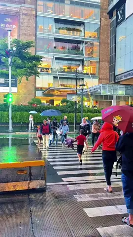 kala hujan #bundaranhi #jakartavibes #citylife #foryoupage #fyp 
