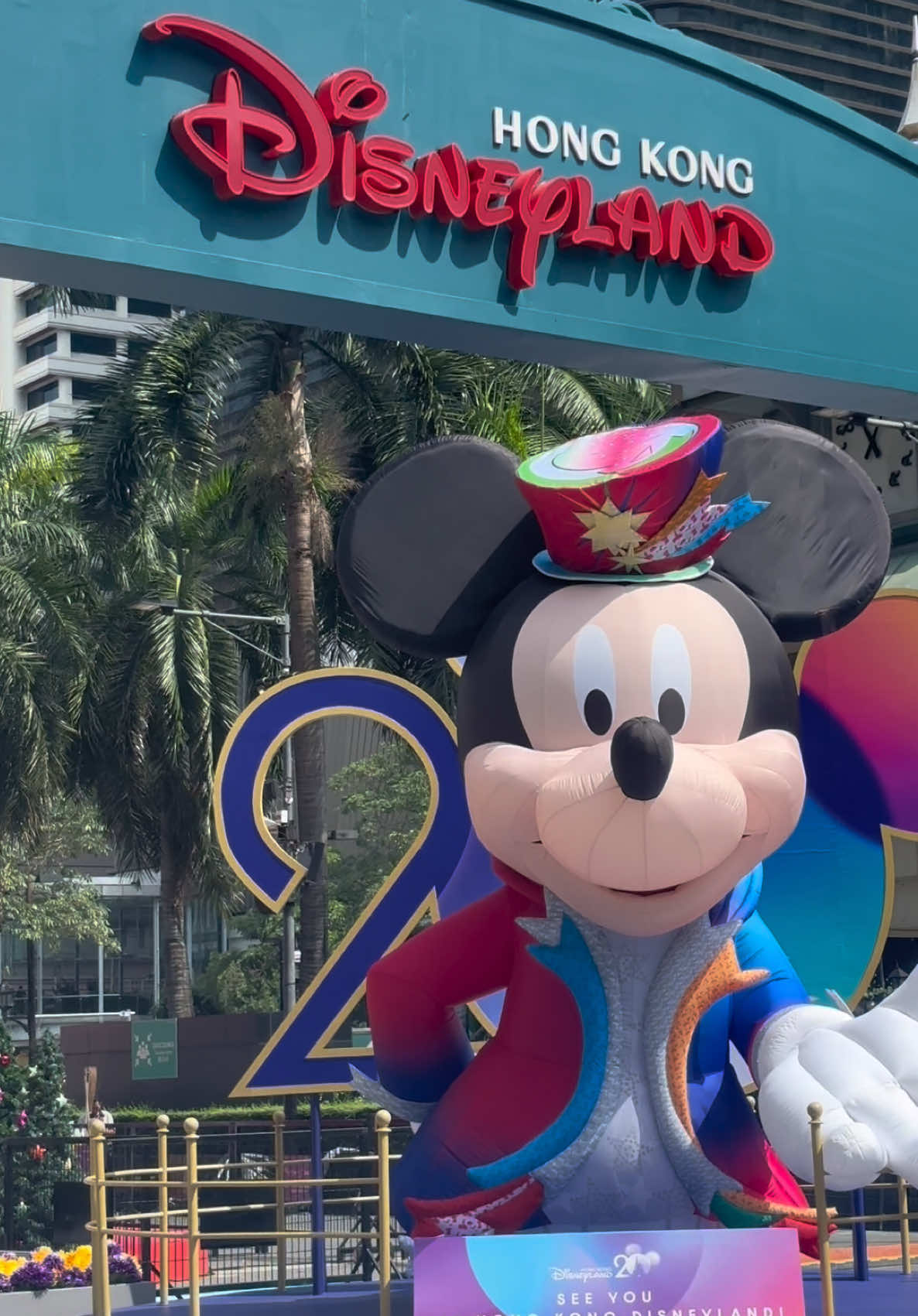 แฟนดิสนีย์ห้ามพลาด #เที่ยวดิสนีย์ที่เซ็นทรัล กันนะคะ  ​  เข้าฟรี ! 14 พ.ย. - 6 ม.ค. 69 ที่ลานหน้าเซ็นทรัลเวิลด์!!  ​ Disney The Magical Stars 2026 at CentralWorld เริ่มแล้ว! มาถ่ายรูป Christmas vibes แบบอบอุ่นหัวใจ พบกับธีมคาแรกเตอร์สุดน่ารัก ช้อปไอเทมจากแบรนด์ดังมากมาย  ​ #CTWTheMagicalStars2026ars2026 #เที่ยวดิสนีย์ที่เซ็นทรัล #TheMagicalStarsAtCentral #CentralPattana 