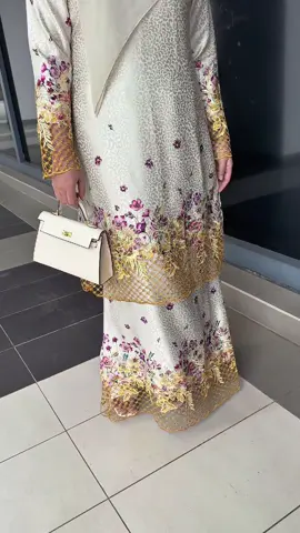 Jangan lupa temu janji kita malam ni jam 8PM tau😍 Ada 5 pilihan warna lain yang confirm cantik‼️  Jumpa dalam LIVE nanti!!