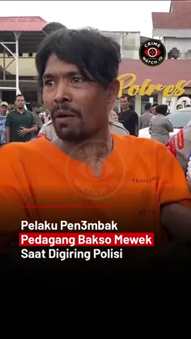 Pelaku pen3mbakan pedagang bakso di Lhokseumawe akhirnya ditangkap. Tim gabungan Satreskrim Polres Lhokseumawe bersama Jatanras Polda Aceh berhasil mengamankan AG, warga Aceh Utara, yang diduga kuat sebagai eksekutor pen3mbakan terhadap M. Nasir Ismail di Jembatan Dusun Cot Kumbang, Alue Lim. Saat digiring polisi usai konferensi pers, AG tiba-tiba menangis sesenggukan ketika ditanya wartawan. Diapit petugas provos, AG mengaku ada pihak lain yang menyuruhnya melakukan aksi pen3mbakan. “Tolong dibahas semua pelakunya… semua yang menyuruh saya,” ujarnya sambil menangis. Kapolres Lhokseumawe, AKBP Ahzan, menjelaskan bahwa kejadian tragis itu terjadi Minggu malam, 9 November 2025. Korban didatangi dua orang, lalu sebuah mobil hitam berhenti di lokasi. Tak lama, dua kali l3tusan terdengar sebelum korban ditemukan tak bernyawa. Dalam penyelidikan, polisi mengamankan pist*l, sel0ngsong 9 mm, amunisi aktif, hingga mobil Avanza yang dipakai pelaku. AG dijerat Pasal 338 KUHP dan UU Darurat 12/1951, dengan ancaman hukuman maksimal 20 tahun penjara. Langkah cepat Polres Lhokseumawe menunjukkan komitmen Polri Presisi dalam mengungkap kasus serius, memastikan semua pihak yang terlibat—bukan hanya eksekutor—akan diproses tuntas. #PolriPresisi #PolresLhokseumawe #ViralLhokseumawe #CrimeUpdate #BeritaViral         