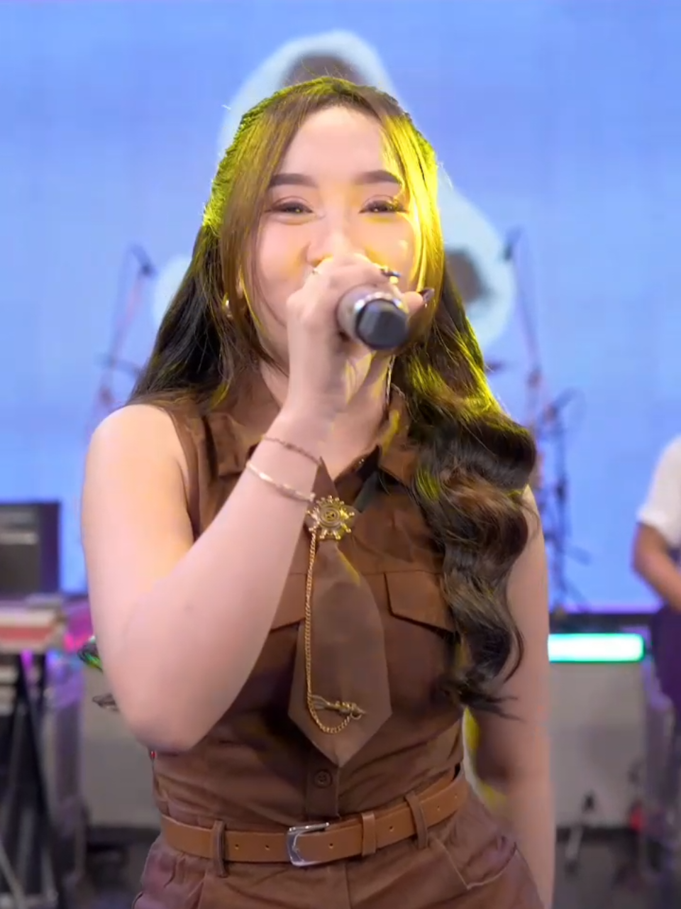 Diva Hani - Semalam makan dimana semalam duduk dimana (Rambut) #music #divahani #rambut #fyp 