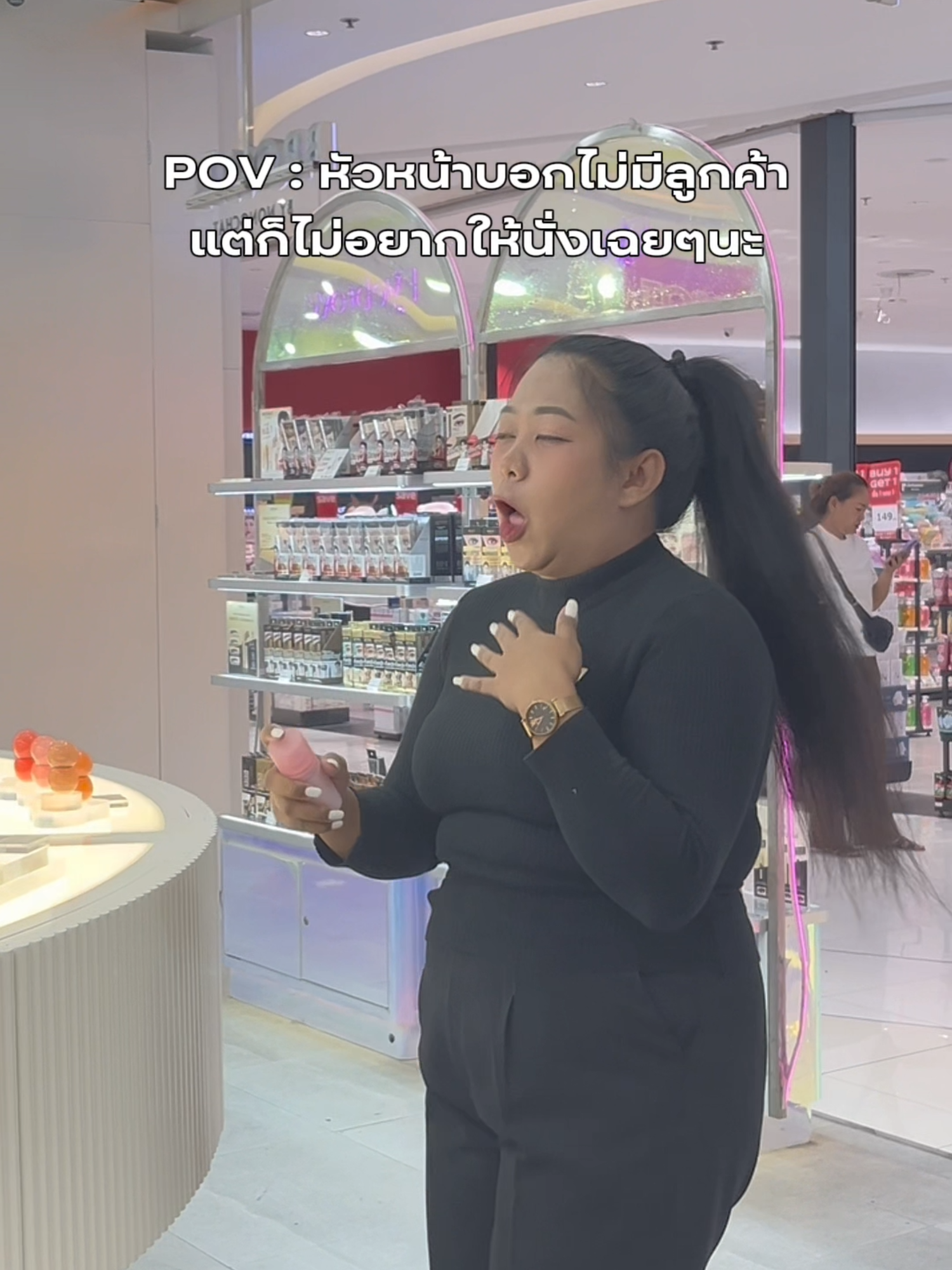 ถึงจะไม่มีลูกค้า แต่ก็ไม่ได้ให้นั่งเฉยๆนะ! . #KARMART#KARMARTSCLUB  #KARMARTSHOP#พนักงานร้าน #หน้าร้าน #สาขาซีคอนบางแค #ขยันทํางาน