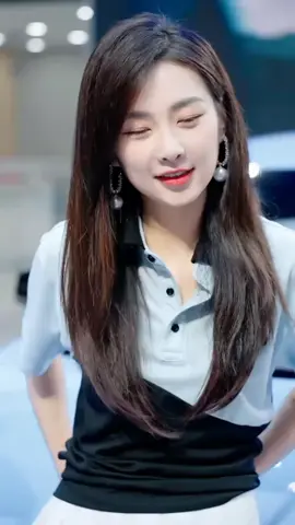 Photographer Xiao Shen married car model Su Yining with a dowry of only 880,000 yuan, leading many fans to question whether the dowry was too low, Su Yining's high-profile marriage and childbirth at the peak of her career broke the hearts of countless men: now, news of her marital discord is circulating causing widespread egret. #ShandongFirstWife #SuYining #CarModelBeauty #PureGoddess 