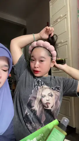 ore tino tak keno pelik kalu rambut gugur skmo sbb stress sikit gugur rambut🥲mcm ara sbb tuh ara beli spray lebat pastuh boleh meraay rambut 😍lepasni kosisten hop gugur sebelum ni gak tumbuh lebat semula lah sekmuu😍😍