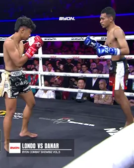 BRUTAL MOMENT RAMADHANI “THE PHANTOM” LONDO!! 😱 Debut Londo di Byon Combat Showbiz Vol.5 langsung jadi sorotan ketika ia harus berhadapan dengan rival lamanya, Danar Ilmawan. Meski belum berhasil meraih kemenangan di laga pertamanya, perjalanan Ramadhani “The Phantom” Londo sama sekali belum berakhir. Di Byon Madness 2, Londo kembali naik ring melawan Rifandi Sinaga, petarung yang sebelumnya dijadwalkan menghadapi Danar. Kali ini, The Phantom menunjukkan taringnya. Dengan kontrol, ketenangan, dan pukulan presisi, ia akhirnya meraih kemenangan dan mulai mencuri perhatian publik. Kini, satu pertanyaan besar menanti kita semua. Akankah presisi pukulan Londo kembali menghasilkan poin krusial untuk Tim Indonesia di Byon Combat Showbiz Vol.6? 🤔 FREE FIGHT RAMADHANI LONDO VS RIFANDI MENGUDARA DI YOUTUBE BYON COMBAT!!🚀 #byoncombat #byonsports #byoncombatshowbiz 