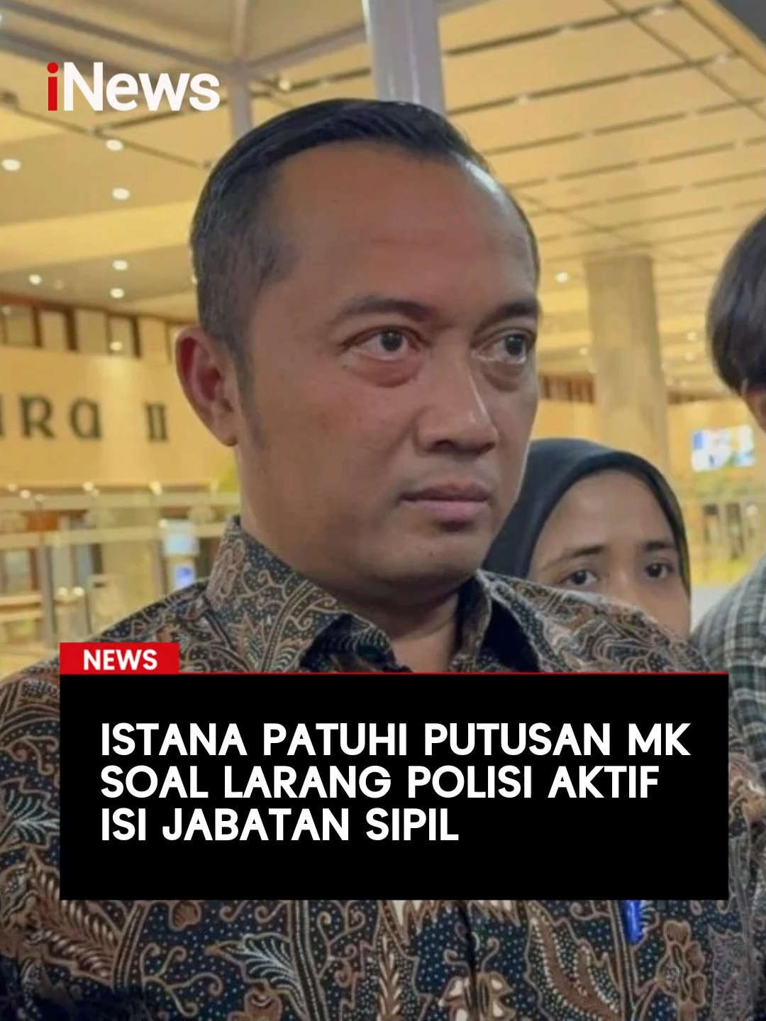 Menteri Sekretaris Negara (Mensesneg) Prasetyo Hadi menyatakan, pihak Istana Kepresidenan mematuhi putusan Mahkamah Konstitusi (MK) yang melarang polisi aktif menduduki jabatan sipil. 