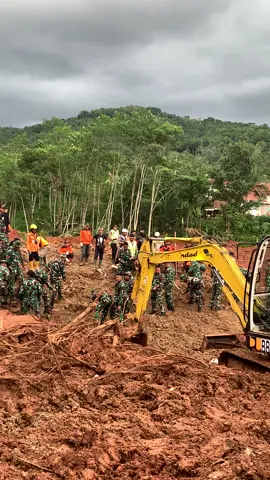 Kondisi sore ini masih dalam proses pencarian korban yang masih tertimbun longsor, semoga proses berjalan lancar dan korban korban segera ditemukan serta keluarga yg ditinggalkan diberi kesabaran dan ketabahan aamiinn🤲🏻  Pray for cibeuying majenang🥀 #fyp #majenang #cibeunying #tanahlongsor #bencanaalam 
