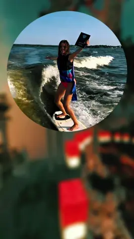 Самолёт Malaysia Airlines рейс MH370 вылетел из Куала-Лумпура 8 марта 2014 года и направлялся в Пекин. На его борту находились 239 человек: пассажиры и экипаж. Через 38 минут после взлёта экипаж в последний раз вышел на связь. Спустя несколько минут самолёт исчез с гражданских радаров.  Военные спутники позже зафиксировали, что самолёт неожиданно изменил курс и продолжал лететь ещё около 7 часов в западном направлении. Несмотря на крупнейшую в истории авиации поисковую операцию, официальных следов самолёта долгое время не находили. Лишь в 2015-2016 годах на берегах островов в Индийском океане были обнаружены обломки, подтверждённые как части МН370. Причины происшествия до сих пор неизвестны. Среди версий: захват управления, техническая неисправность, действия пилота или теракт. Тело самолёта так и не найдено, а судьба рейса MH370 остаётся одной из самых обсуждаемых в истории авиации.#рек #интересное #угар #врекомендации #кружок 