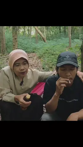 seburuk apapun kehidupan mu selama masih melihat senyuman ibu hidup mu baik baik saja. 