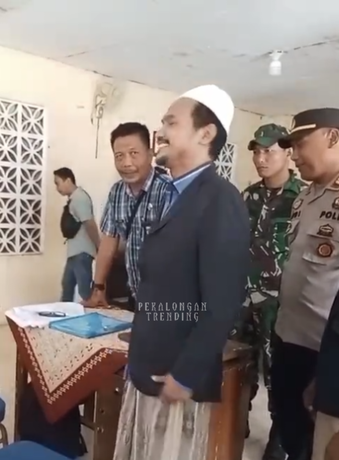 Dana Desa 2019–2025 Dipertanyakan, Warga Watusalam Geruduk Balai Desa, Kades Janji Hadir tapi Tak Muncul Pekalongan — Puluhan warga Desa Watusalam menggelar aksi protes di Balai Desa pada Jumat pagi (14/11/2025) setelah Kepala Desa (Kades) Watusalam tidak hadir dalam pertemuan yang sebelumnya dijanjikan kepada warga. Aksi berlangsung sejak pukul 09.00 hingga 11.00 WIB, di mana warga menuntut penjelasan terkait audit dana desa tahun 2019–2025. Menurut keterangan warga, Kades sebelumnya berjanji akan memberikan laporan dan klarifikasi pada hari Jumat ini, namun tidak muncul di hadapan masyarakat. “Warga datang untuk meminta penjelasan, tapi Kades tidak hadir. Kami merasa dikecewakan karena ini sudah janji,” ujar salah satu peserta aksi. Dalam aksi tersebut, Camat serta Kapolsek setempat hadir di lokasi untuk memantau situasi. Keduanya disebut juga menyayangkan ketidakhadiran Kades, yang dinilai memperkeruh keadaan dan membuat warga semakin resah. #pekalongantrending  #mediaofpekalongan #merekampekalongan  #pekalonganterkini_  #pektrendmedia 