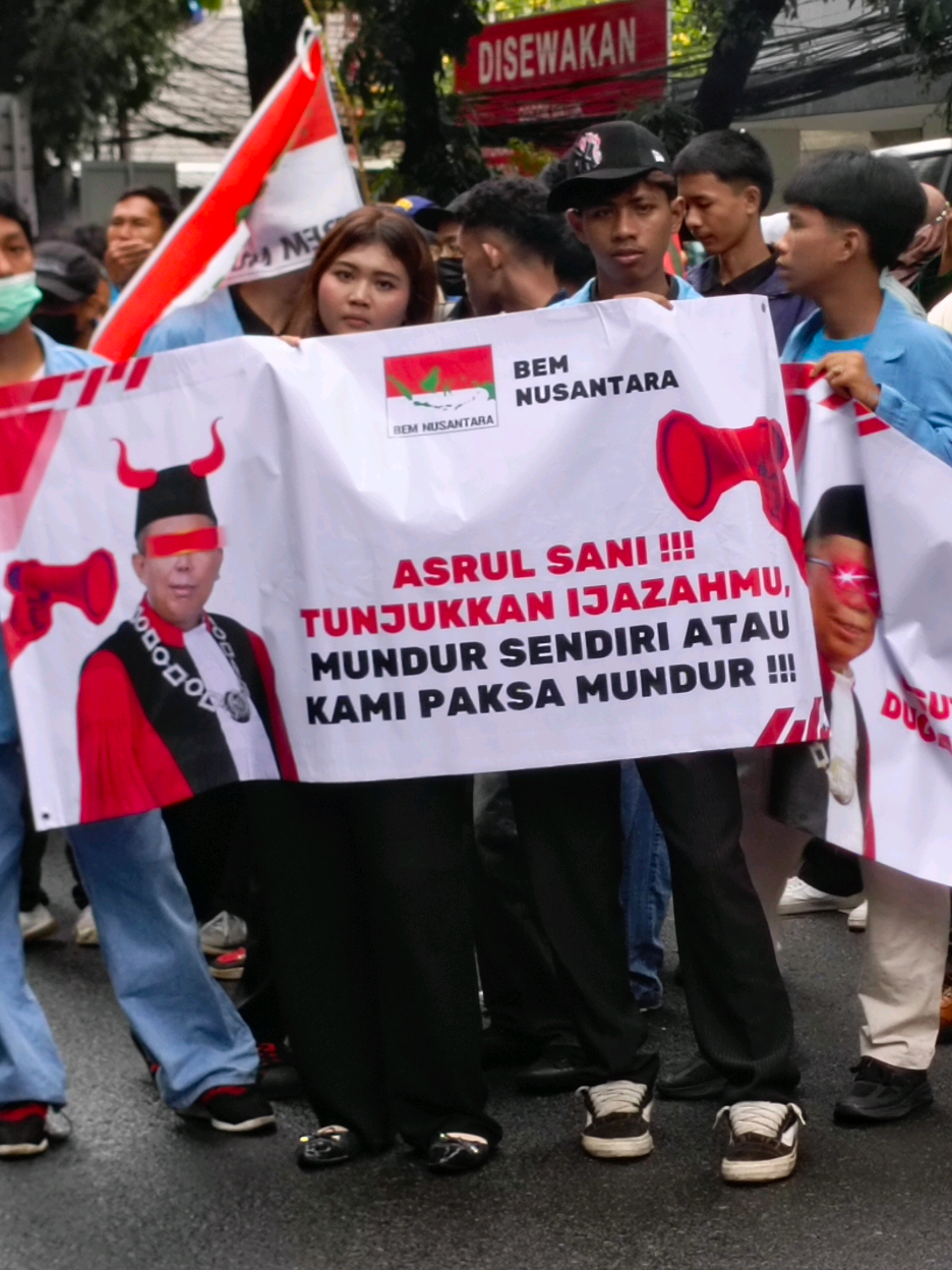 Dugaan Ijazah Doktor Asrul Sani Jadi Polemik “Suasana di depan Mahkamah Konstitusi memanas! Ratusan mahasiswa dan masyarakat turun ke jalan, menuntut kejelasan soal dugaan polemik ijazah doktor Asrul Sani. Mereka mendesak MK dan aparat penegak hukum untuk membuka seluruh fakta, karena publik punya hak tahu—apakah dokumen akademik seorang pejabat negara benar atau tidak? Spanduk berkibaran, orasi menggema: ‘Buka! Usut! Transparansi untuk demokrasi!’ Aksi ini bukan sekadar protes, tapi peringatan. Bahwa di negeri ini, kejujuran tidak boleh dinegosiasikan, dan setiap dugaan kecurangan harus dituntaskan. Mahasiswa bersuara, rakyat bergerak. Dan hari ini, Gedung MK digeruduk, meminta satu hal: Kebenaran, tanpa kompromi.”