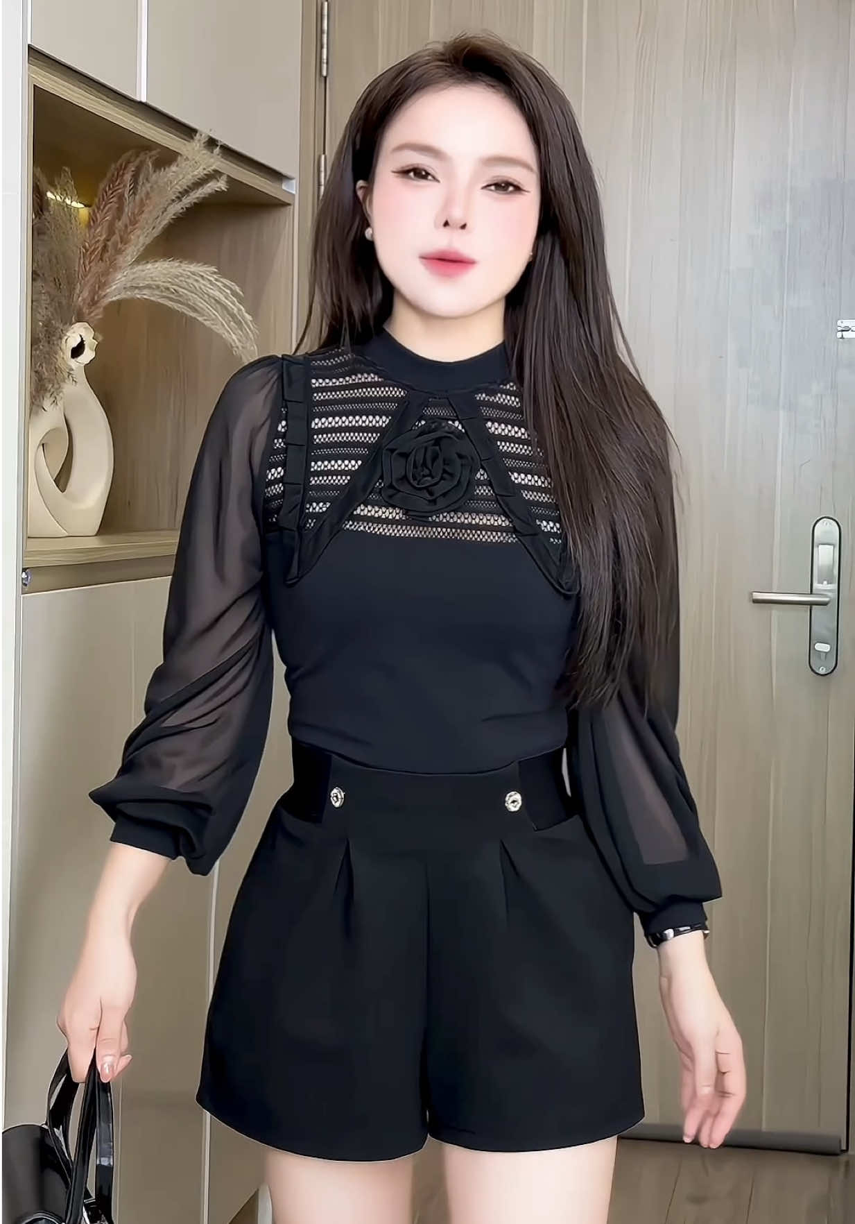 Áo thun nữ body phối cổ ren hoa thiết kế    đẹp mê nó xinh lắm luôn Ý vừa sang vừa xinh #aothunxinh #aothunnu  #aothun #somi #solboutique