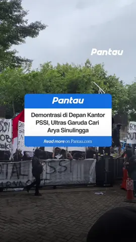 Ultras Garuda menepati ucapannya untuk turun ke jalan berdemontrasi di depan kantor PSSI. Dalam aksinya, Ultras Garuda mencari Arya Sinulingga. #pssi #aryasinulingga #ultrasgaruda #timnasindonesia #pantauskor 