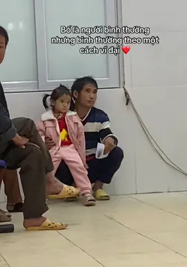 Nay mình đi khám ở bệnh viện đa khoa Mộc Châu , thì gặp hai vợ chồng cô chú đưa con đi khám , mùa này ở chỗ mình buổi sáng đã rất lạnh , mà chú chỉ mặc một cái áo len mỏng , chân k đeo tất, Mình ngại nên k hỏi về hoàn cảnh của cô chú , nhưng nhìn chú lo cho con mà xúc động quá mọi người ạ , vợ chồng cô chú thay phiên nhau bế và cõng con , lúc lấy máu xét nghiệm nhìn chú rất lo lắng, và vì hết ghế ở gần đấy nên chú phải ngồi xổm ở đấy để bế con . Em bé vào khám nhìn ánh mắt chú lo cho con mà cảm động vô cùng lm mình nhớ đến bố mình dg đi lm xa 🥺 Nếu chú có xem dc video này thì cho con xl chú vì đã quay nà k xin phép ạ , chúc cô chú thật nhiều sức khỏe, chúc embe mau khỏe ạ ❤️#xuhuong #xuhuong 