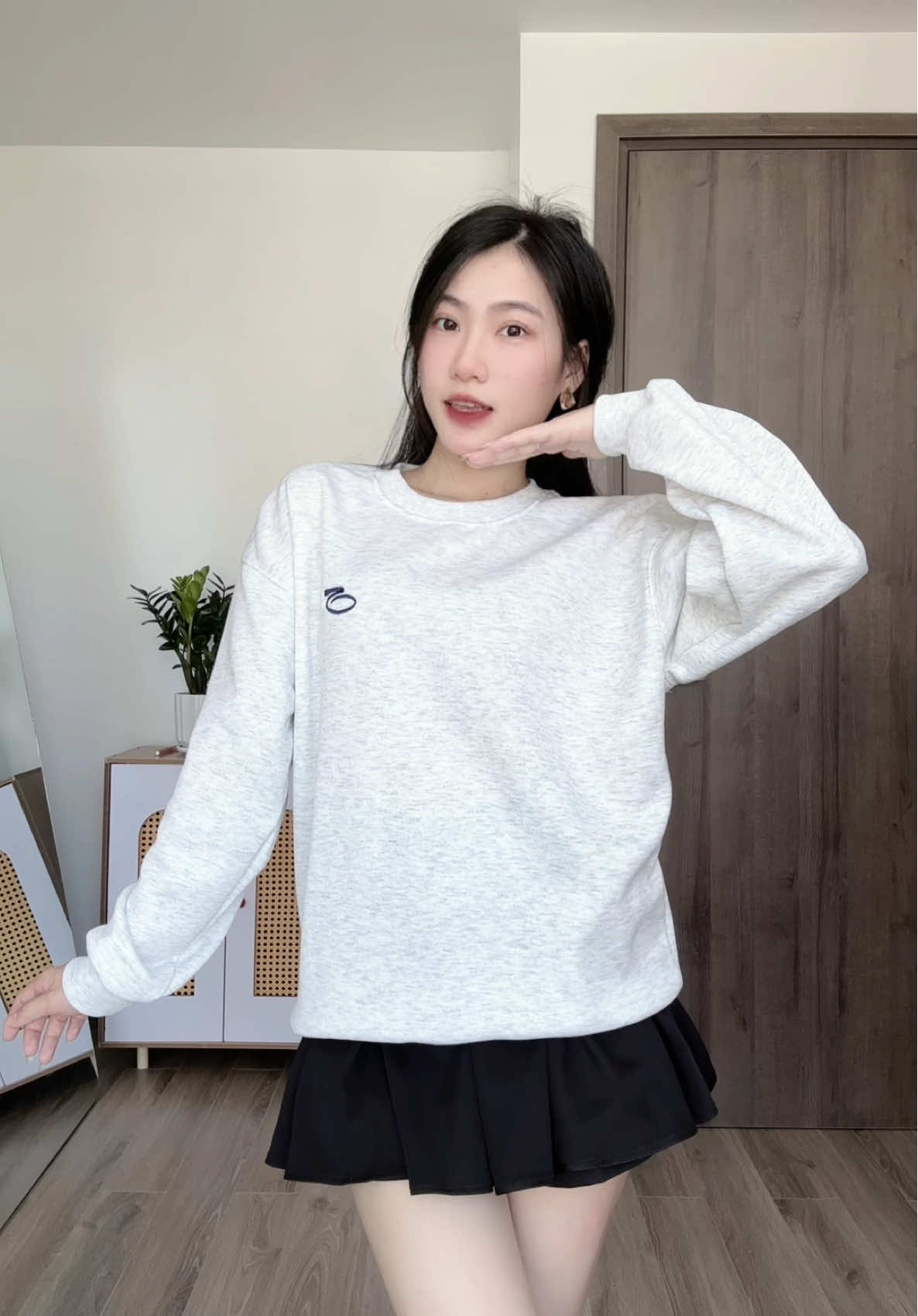 Áo swt xinh, mặc đơn hay đôi thì đều quá đẹp, màu xinh, không quá dày mặc mùa này là xinh ạ #sweater #aosweater #aosweaternu #aodoinamnu #outfitideas 