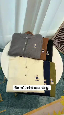 “Chú gấu mềm mềm 🐻 thật dễ thương! Chất len mềm mại và ấm áp, cảm giác ‘nũng nịu’ rất hợp với tiết trời đầu thu!”#aocardigan 