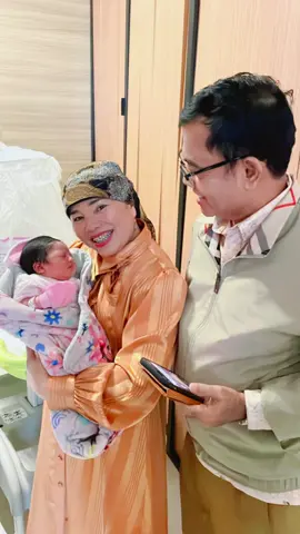 Alhamdulillah sudah lahir cucu ke 2 oma opa dengan sehat dan selamat. Semoga menjadi anak yang sholehah, berbakti kepada kedua orang tua, memberikan kebahagiaan dan kehangatan bagi keluarga besarnya... aamiin...🤲🏻
