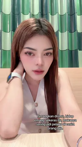 Kalo tiktokan depan umum tuh suka malu, jadi tengok kanan kiri dulu memantau sekitar🤣