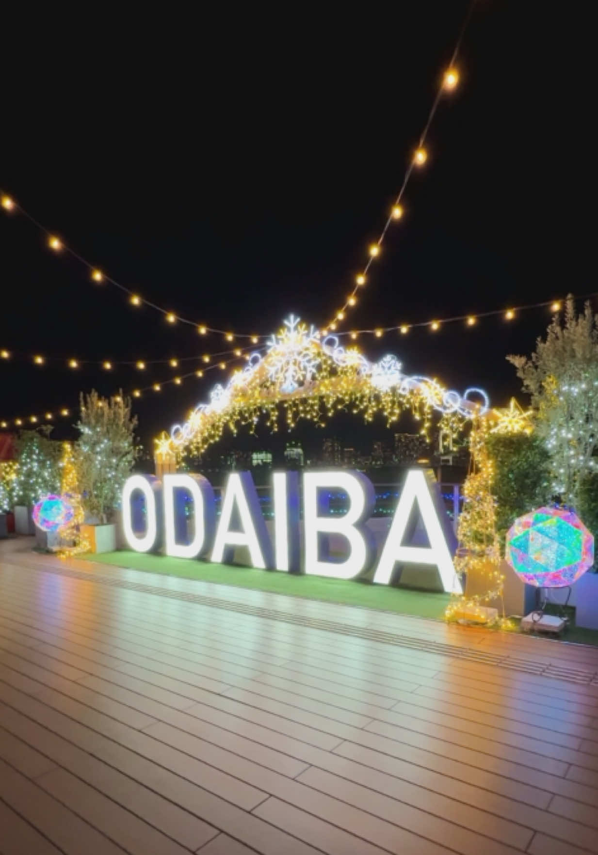 Odaiba Winter Illumination 📍 お台場｜Odaiba, Tokyo 🕰 点灯シーズン ・冬の夜〜初春（夕方〜夜がおすすめ） ✨ 見どころポイント ・光のアーチと〈ODAIBA〉サインで写真映え確定 ・東京湾×レインボーブリッジの夜景リフレクションが神 ・海風と一緒に歩くデート散歩にちょうどいい ・屋外なので気軽に立ち寄れる（観覧：無料） 🚆 アクセス ・ゆりかもめ：お台場海浜公園／台場駅 ・りんかい線：東京テレポート駅 Save for your Tokyo trip / 旅のメモに保存してね 🌃 ここも今年キラキラ ✨  #イルミネーション #お台場 #odaiba #illumination #night  Odaiba illumination Tokyo winter lights Rainbow Bridge night view Aqua city best night photo spots in Tokyo things to do in Odaiba at night お台場 イルミネーション 東京 冬 ライトアップ レインボーブリッジ 夜景 東京 夜景 スポット お台場 デート スポット