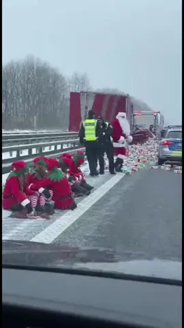 Polizei kontrolliert den Schlitten – Überladung mit Geschenken 🎄😂 Die Elfen haben erstmal Pause gemacht. ❄️ #weihnachtsmann #autounfall #elfen #funnygermany #xmas