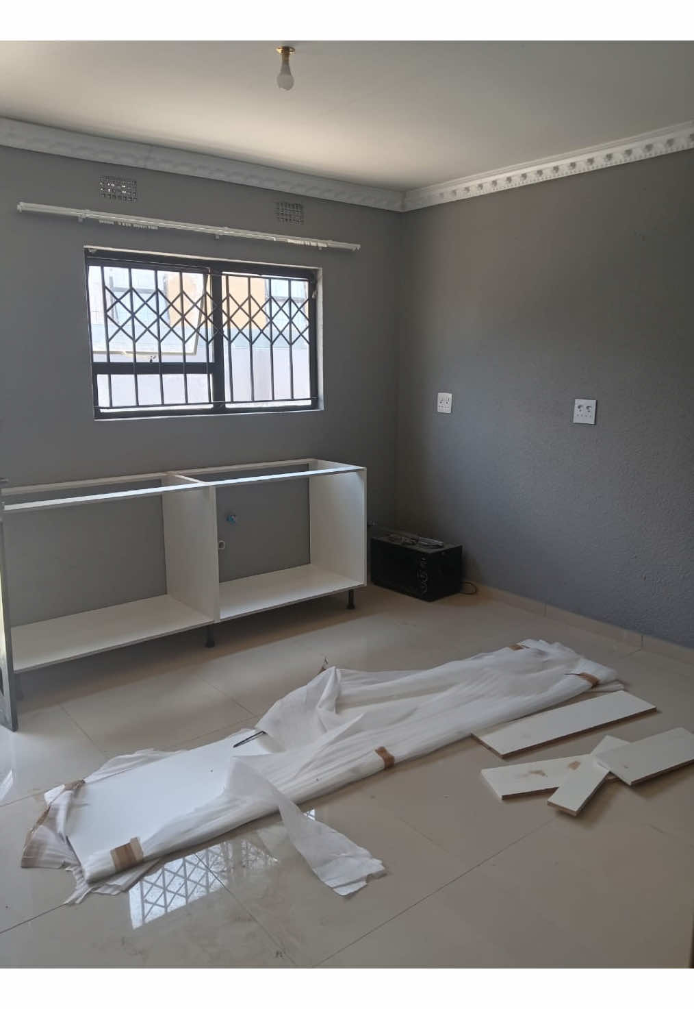 📢 NEW LISTING ALERT — NORKEM PARK 🏘️ 6 UNITS AVAILABLE Rent: R4 500 Deposit: R4 500 Admin Fee: R850 These newly built 1-bedroom cottages offer: • Modern wall wardrobes • Neat kitchenette with sink • Bathroom with toilet and shower Utilities & Features: • Prepaid electricity • Water included in monthly rent • Parking available for 1 car • Easy access to public transport Available End of November 🚨 📞 Arrange a Viewing:KHAYA [0685888313] #PropertyForRent #NewListing #PropertyAlert #RentalProperty #ToLet           