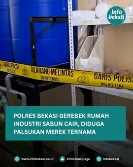 Aparat Kepolisian dari Polres Metro Bekasi Kota menggerebek sebuah rumah digunakan memproduksi sabun cair cuci pakaian di Jatimelati, Kecamatan Pondok Melati. Polisi menetapkan pemilik usaha berinisial ROH sebagai tersangka. Kapolres Metro Bekasi Kota Kombes Kusumo Wahyu Bintoro mengatakan pengungkapan berdasarkan laporan masyarakat. Hasil penyelidikan mengungkap bahwa rumah produksi tersangka tak memiliki izin atau dilakukan secara ilegal. “Sudah berlangsung sekitar empat bulan-an,” kata Kapolres kepada wartawan di lokasi produksi sabun cair. Kapolres mengungkap, sabun cair cuci pakaian diproduksi dengan berbagai alat dan bahan-bahan yang telah disiapkan. ROH, selama memproduksi, memperkerjakan sejumlah orang. Sabun cair produksinya dikemas menggunakan kemasan jirigen lalu ditempel stiker merek sabun terkenal. Adapun penjualannya melalui marketplace atau secara daring. “Omset penjualannya kurang lebih Rp 1 miliar,” kata Kusumo. Polisi menjerat ROH dengan undang-undang perlindungan konsumen. #infobekasi #bekasi 