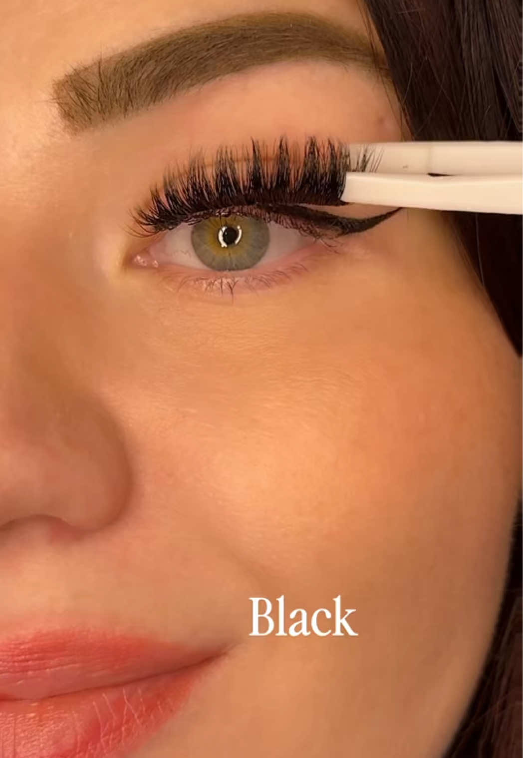 Friday night? Black on – und alle Blicke gehören dir. 🖤 #maglashes #MagneticMood #lashes #LashGameStrong #GlamInSeconds 