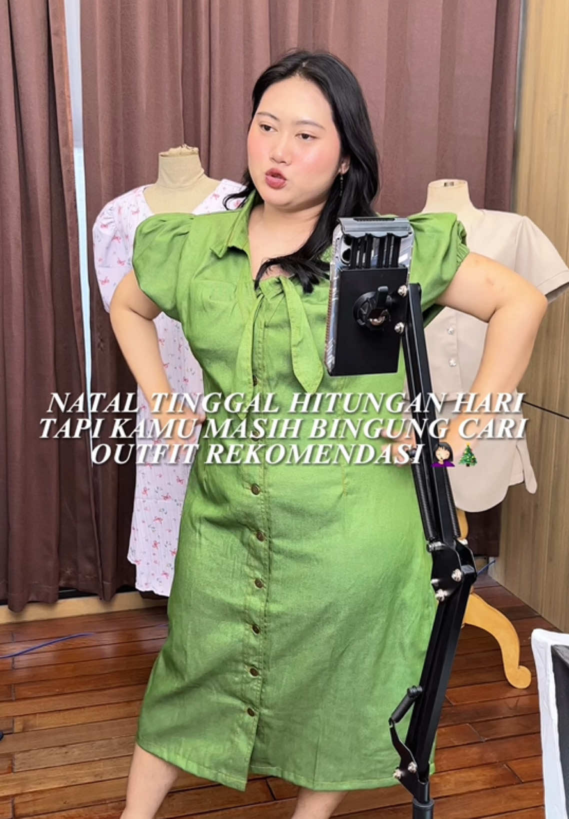 NATAL TINGGAL SEBENTAR LAGI DAN KAMU MASIH CARI OUTFIT DI SANA SINI (( menggelengkan kepala tidak mengerti )) 🤦🏻‍♀️😰 buat apaa.. padahal di doms kamu cari baju apapun dengan size berapapun buat natal nanti.. semua ada disini! cus check out di keranjang kuning sekarag 😉🫵🏻 #rekomendasioutfit #outfitnatal #plussizeoutfit #christmas #christmasiscoming — P03