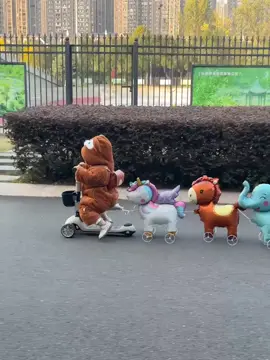 就这画面，看了心情能好一整天😂😂😂#萌娃#可爱#动物玩具#美好的一天#孩子的快乐很简单 