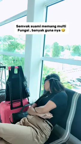 Jangan teriak teriak paklong , ini di bandara loh 🤣🤣🤣 #maklongpaklong #komedi #ngakak 